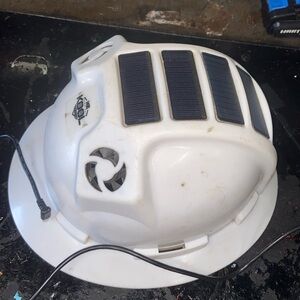 White hardhat by cool breeze solar/plug-in hardhat